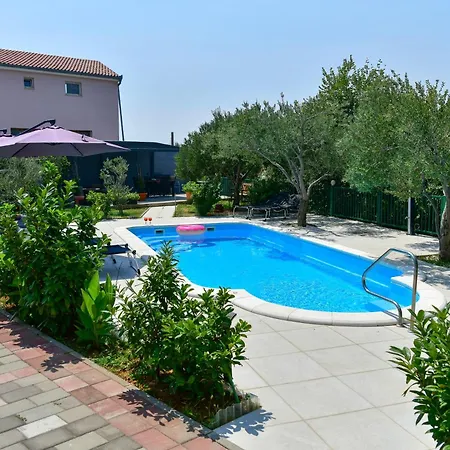 Lucante Apartman *